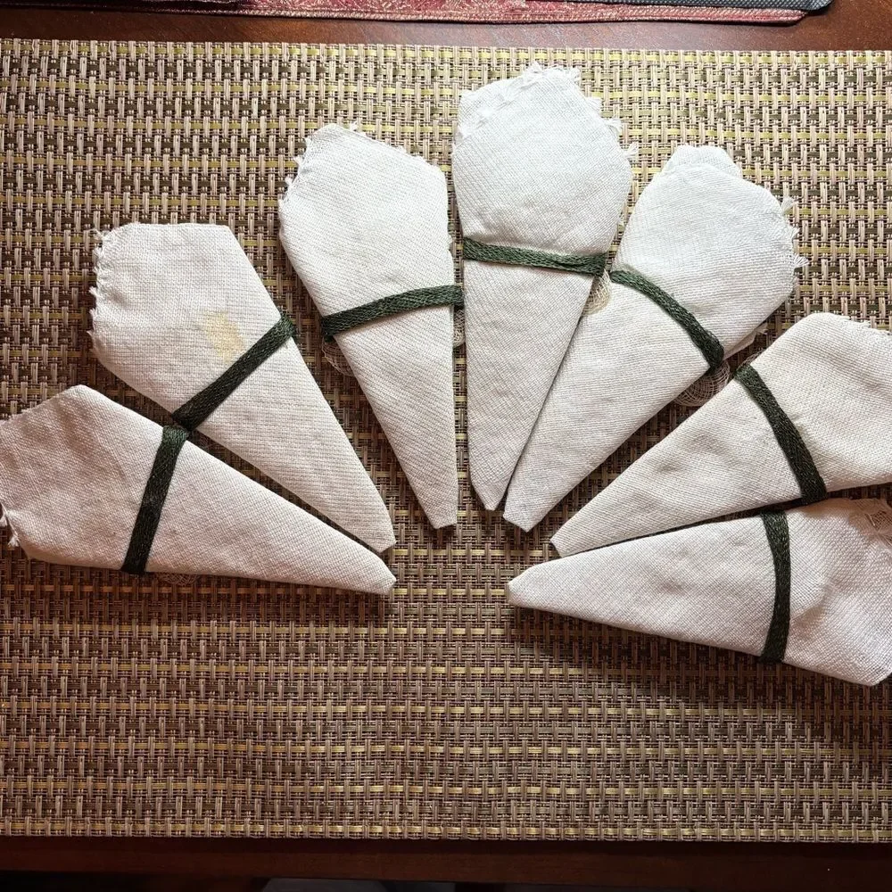 Set of 6 Cocktail Napkins with Removable Floral Napkin Rings + 1 Spare. Unused